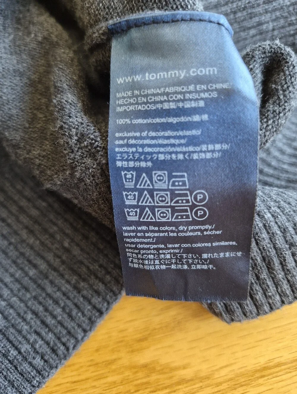 Tommy Hilfiger Men's Size Large Gray V-Neck Soft Pima Cotton Sweater Preppy Cozy